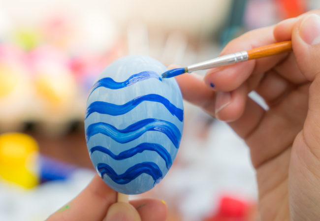 Kinder Ostereier bemalen